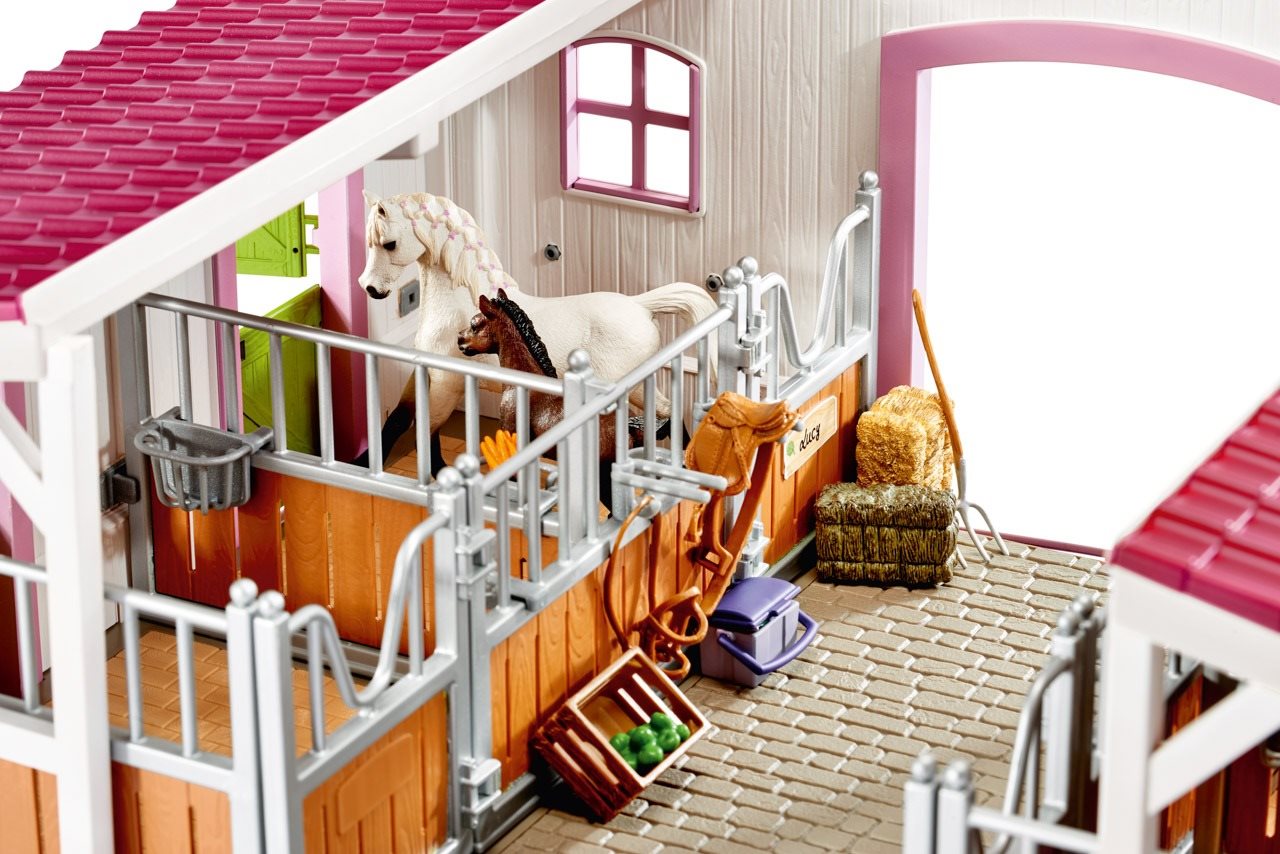 Schleich stable with store horses & accessories