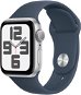 Apple Watch SE 40 mm Strieborný hliník s búrkovo modrým športovým remienkom – S/M - Smart hodinky