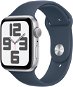 Apple Watch SE 44 mm Strieborný hliník s búrkovo modrým športovým remienkom – S/M - Smart hodinky