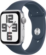 Apple Watch SE 44mm - ezüst alumínium tok, viharkék sport szíj, S/M - Okosóra