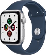 Apple Watch SE 44 mm Ezüst alumínium, mély indigókék sportszíjjal - Okosóra