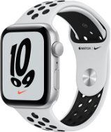 Apple Watch Nike SE 44 mm Ezüst alumínium platinaszín-fekete Nike sportszíjjal - Okosóra