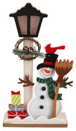 Z - TRADE LED dřevěný sněhulák s dárky u lampy 14,5 × 31,5 cm, barevný - Christmas Lights