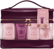 BAYLIS & HARDING Wild Cherry & Vanilla in a Toiletry Bag 800ml - Cosmetic Gift Set