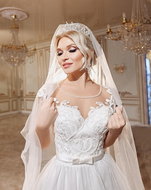 Nákup, půjčení nebo šití na míru svatebních a společenských šatů, závojů a doplňků v hodnotě 500 Kč - Voucher: