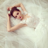 Nákup, půjčení nebo šití na míru svatebních a společenských šatů, závojů a doplňků v hodnotě 1000 Kč - Voucher: