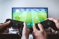 Pronájem Herní konzole PS4 + 2 her na 1 týden až pro 4 hráče - Voucher: